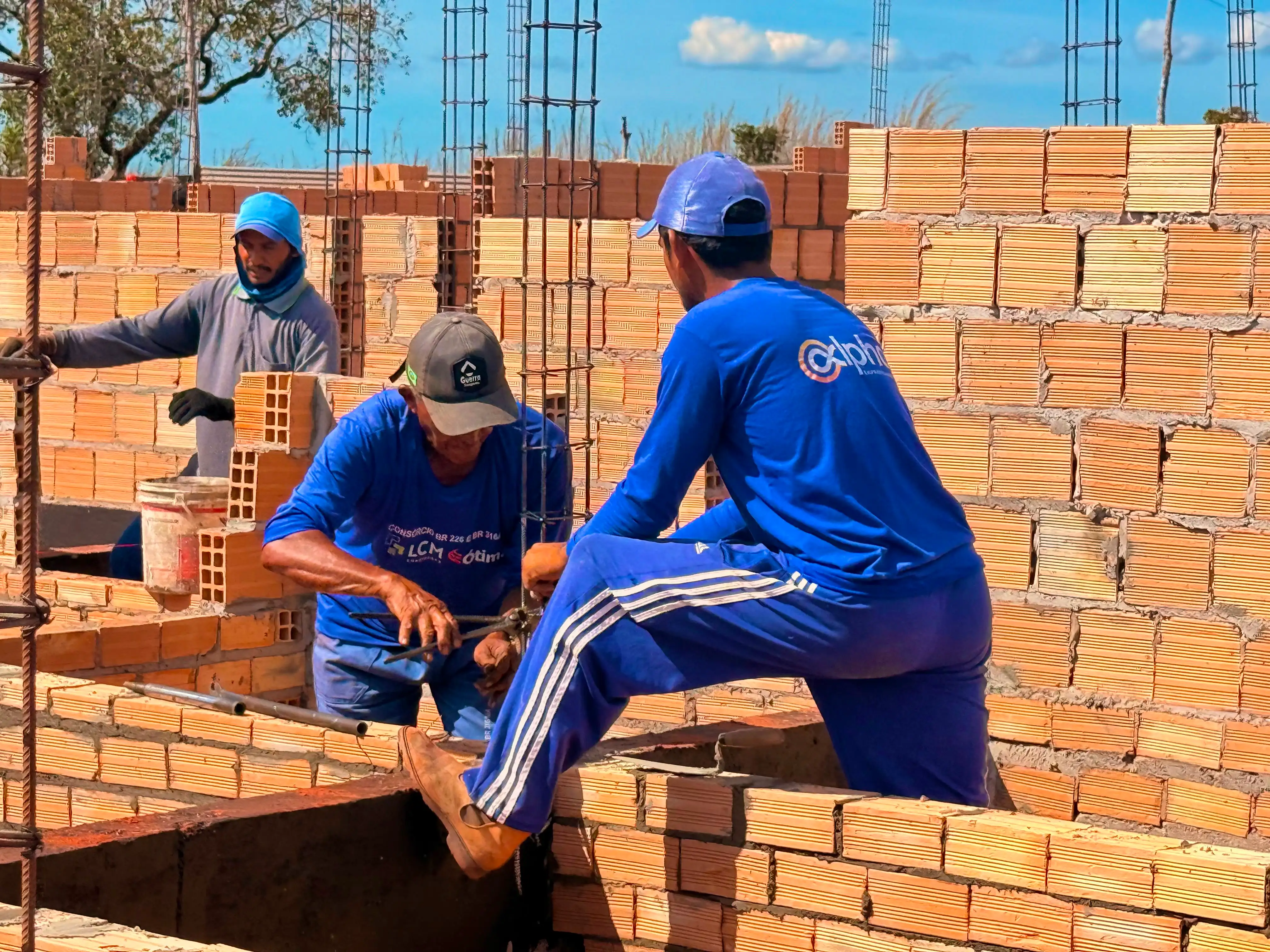 Foto 2 – Prefeitura de São Raimundo das Mangabeiras avança na construção de mais de 45 casas popular