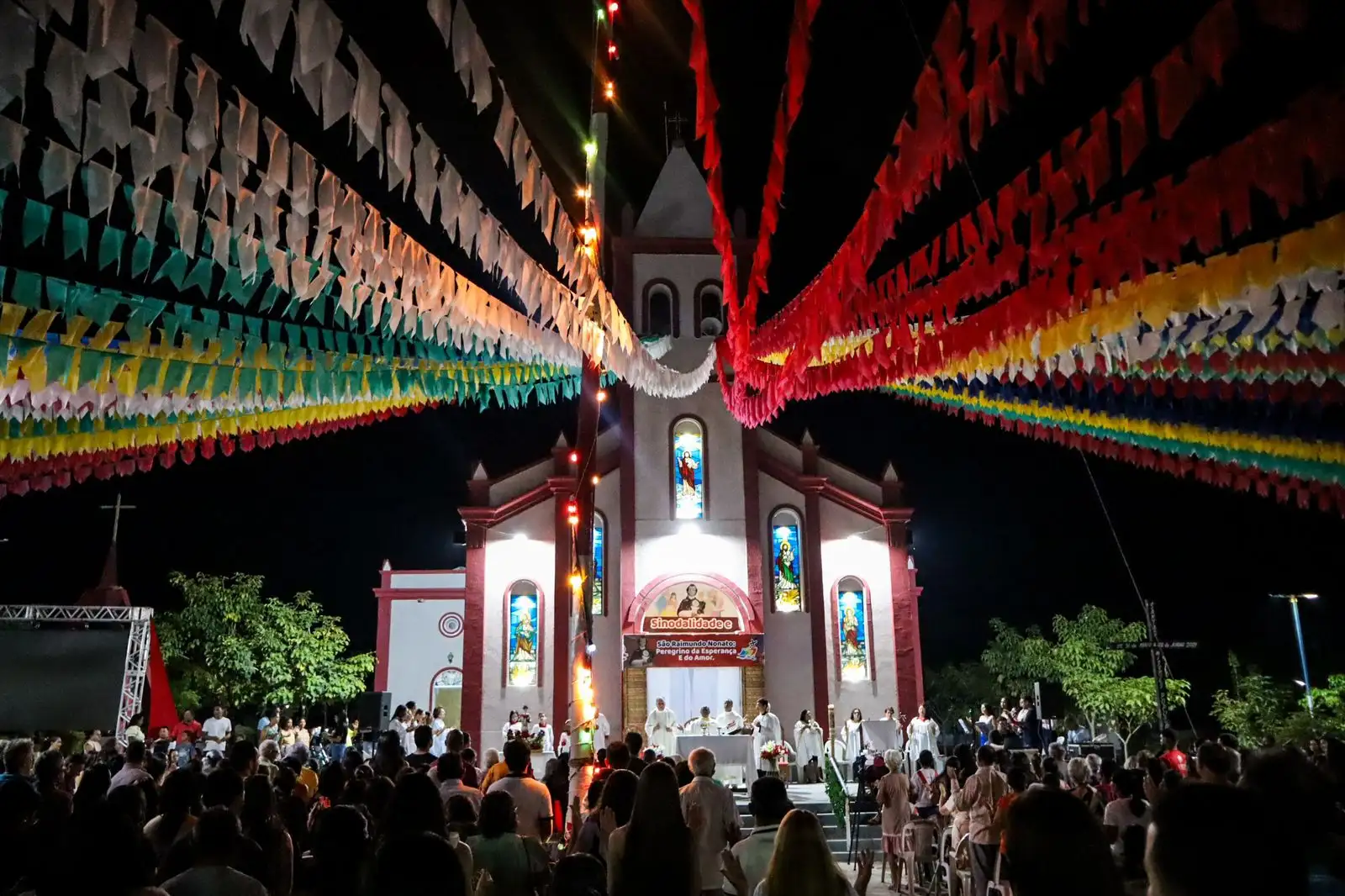 Foto 1 – Comunidade de Mangabeiras celebra início dos Festejos de São Raimundo Nonato com show católico