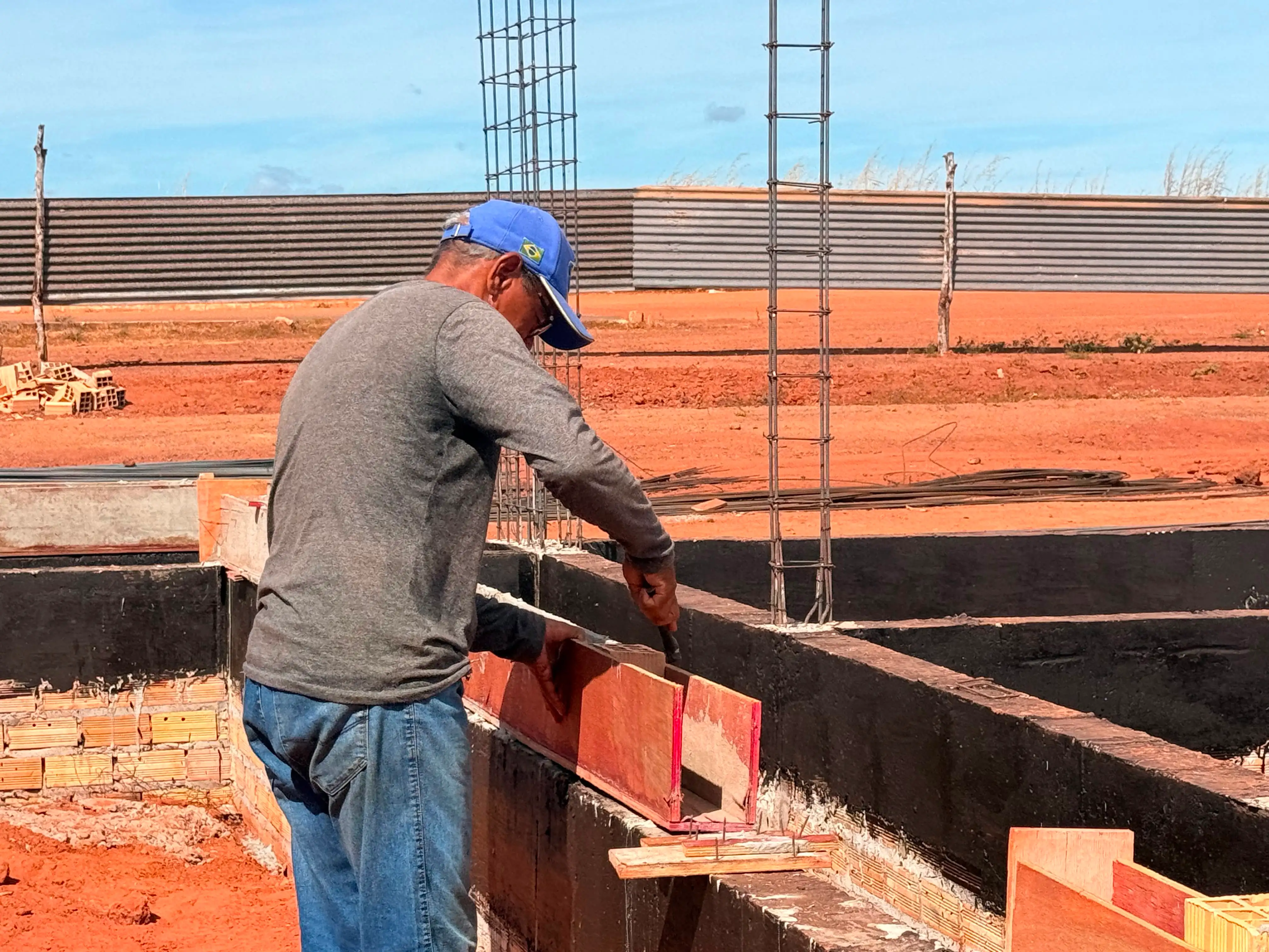 Prefeitura de São Raimundo das Mangabeiras avança na construção de mais de 45 casas popular